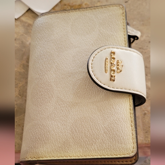 Coach White Leather Women's Wallet - Picture 3 of 7